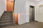 Treppenhaus mit Aufzug - 