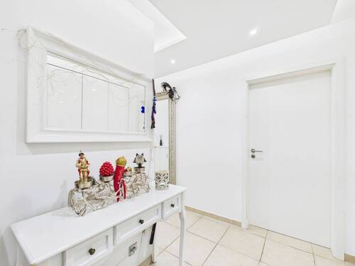 Flur Eingang - Großzügige 3-Zimmer-Wohnung mit PWK-Stellplatz