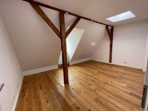 Wohnzimmer - Helle 4-Zimmer-Dachgeschosswohnung