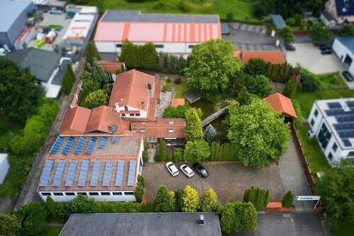 Außenbild Vorderseite - Attraktives Gewerbegrundstück mit mediterranem Wohnhaus!