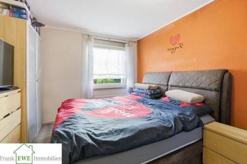 Schlafzimmer EG, Zweifamilienhaus mit Garage zum Kauf in Düsseldorf Hassels, Frank Ewe Immobilienmakler Düsseldorf Hassels - 