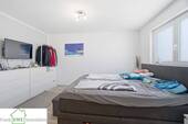 Schlafzimmer 1.OG, Zweifamilienhaus mit Garage zum Kauf in Düsseldorf Hassels, Frank Ewe Immobilienmakler Düsseldorf Hassels - 