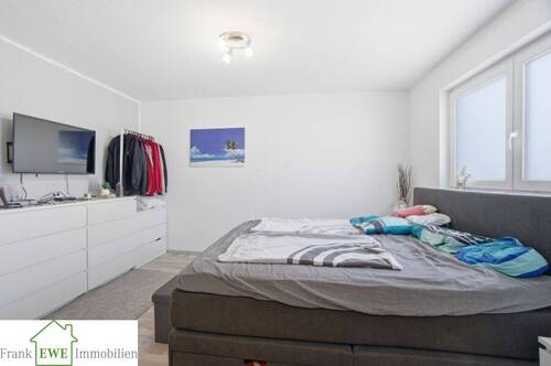 Schlafzimmer 1.OG, Zweifamilienhaus mit Garage zum Kauf in Düsseldorf Hassels, Frank Ewe Immobilienmakler Düsseldorf Hassels - 