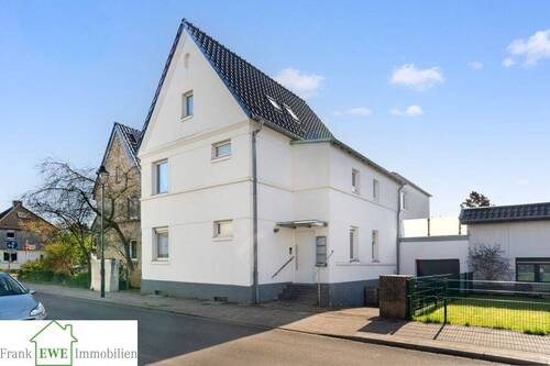 Hausansicht Vorderseite, Zweifamilienhaus mit Garage zum Kauf in Düsseldorf Hassels, Frank Ewe Immobilienmakler - Objekt-Nr. 445, 40599 Düsseldorf Hassels Zweifamilienhaus mit Garage Platz für die ganze Familie!