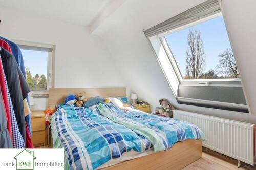 Schlafzimmer DG, Zweifamilienhaus mit Garage zum Kauf in Düsseldorf Hassels, Frank Ewe Immobilienmakler Düsseldorf - 