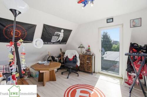 Kinderzimmer DG, Zweifamilienhaus mit Garage zum Kauf in Düsseldorf Hassels, Frank Ewe Immobilienmakler Düsseldorf - 