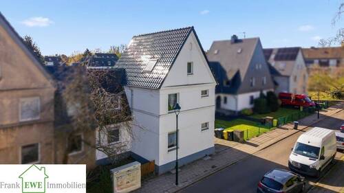 Haus und Straßenansicht Luftaufnahme, Zweifamilienhaus zum Kauf in Düsseldorf Hassels, Frank Ewe Immobilienmakler Düsseldorf Hassels - 