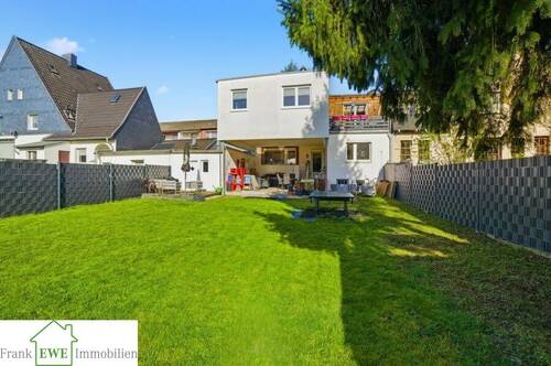 Garten Rückansicht Haus, Zweifamilienhaus mit Garage zum Kauf in Düsseldorf Hassels, Frank Ewe Immobilienmakler Düsseldorf Hassels - 8 Zimmer Mehrfamilienhaus, Wohnhaus zum Kaufen in Düsseldorf Hassels