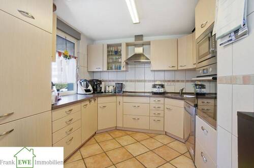 Küche EG, Zweifamilienhaus mit Garage zum Kauf in Düsseldorf Hassels, Frank Ewe Immobilienmakler Düsseldorf Hassels - 8 Zimmer Mehrfamilienhaus, Wohnhaus in Düsseldorf Hassels