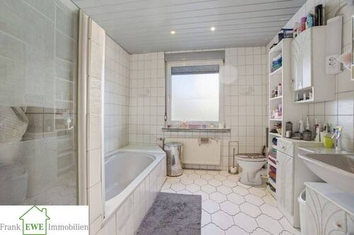 Bad EG, Zweifamilienhaus mit Garage zum Kauf in Düsseldorf Hassels, Frank Ewe Immobilienmakler Düsseldorf Hassels - 