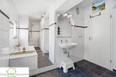 Bad 1.OG; Zweifamilienhaus mit Garage zum Kauf in Düsseldorf Hassels, Frank Ewe Immobilienmakler Düsseldorf Hassels - 