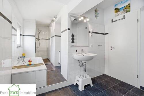 Bad 1.OG; Zweifamilienhaus mit Garage zum Kauf in Düsseldorf Hassels, Frank Ewe Immobilienmakler Düsseldorf Hassels - 