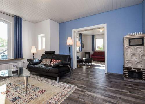 Zimmer 1 mit Kachelofen.jpg - Etagenwohnung mit 91,00 m² in Neustadt an der Weinstraße zur Miete