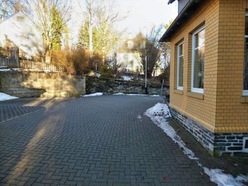 Stellplätze hinter dem Objekt - mit Schranke - Mehrfamilienhaus, Wohnhaus mit 84,00 m&sup2; in Wurzbach zum Kaufen