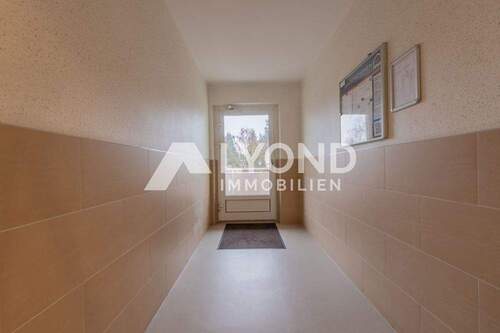 Hauseingang innen - 3 Zimmer Etagenwohnung in Magdeburg / Neustädter Feld