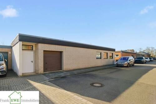 Seitenansicht mit Garage, Bungalow zum Kauf in Neuss Allerheiligen, Frank Ewe Immobilienmakler Düsseldorf Hassels - 