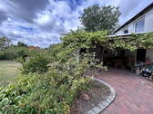 Weinlaube auf der Terrasse - Einfamilienhaus mit Einliegerwohnung und Carport - TOP gepflegt -