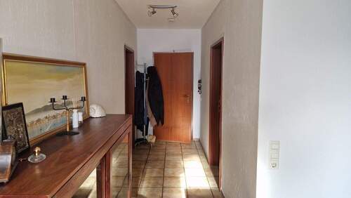 Flur - Etagenwohnung mit 85,00 m&sup2; in Pforzheim zur Miete