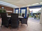 überdachte Terrasse m. Blick in den Garten - 