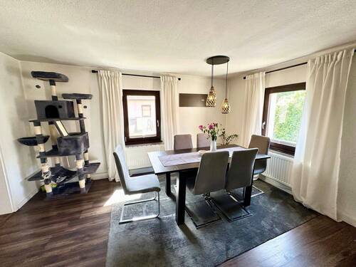 Essbereich im großen Wohnzimmer direkt an der Küche - 