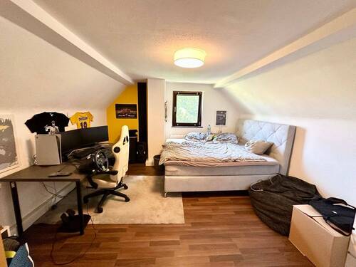 Zimmer im Dachgeschoss - 