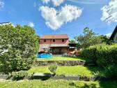 Scheune von hinten mit Terrasse, Lounge und schönem Garten
- 