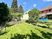 Scheune von hinten mit Terrasse, Lounge und schönem Garten
- 