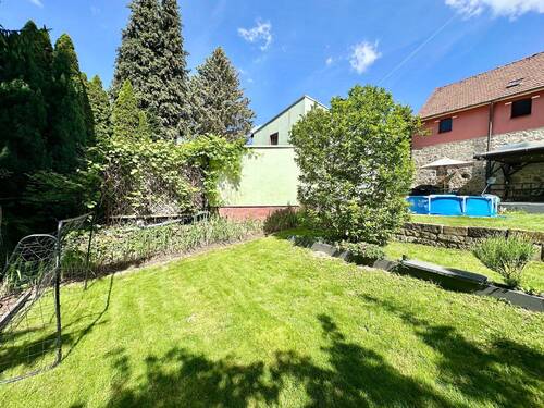 Scheune von hinten mit Terrasse, Lounge und schönem Garten
- 