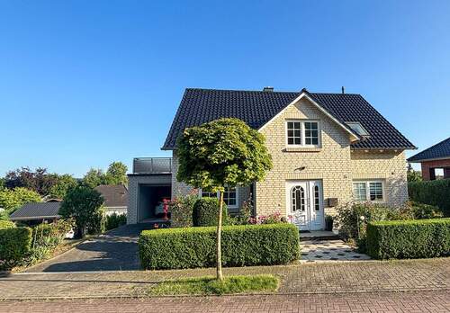 3 Garageneinfahrt - 9 Zimmer Einfamilienhaus in Bad Gandersheim