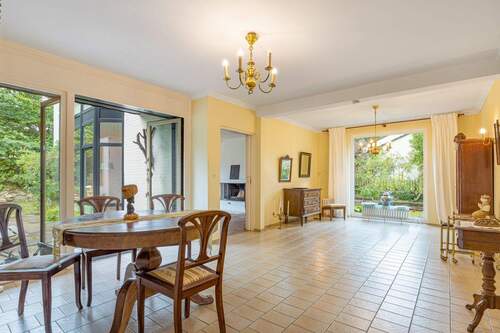 mit hellen Fensterfronten - 