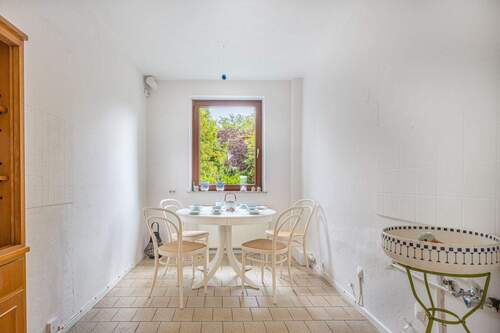 Angrenzend ein gefliestes Esszimmer (ehemals Küche) - 