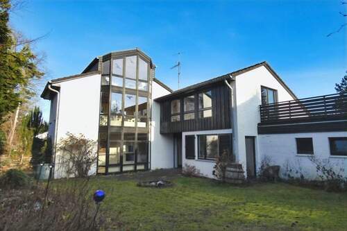 Eine stilvolle Stadtvilla in ruhiger Lage - Viel Platz für Familien mit Kindern - Drei Wohnebenen mit Doppelgarage, Dachterrasse und Keller