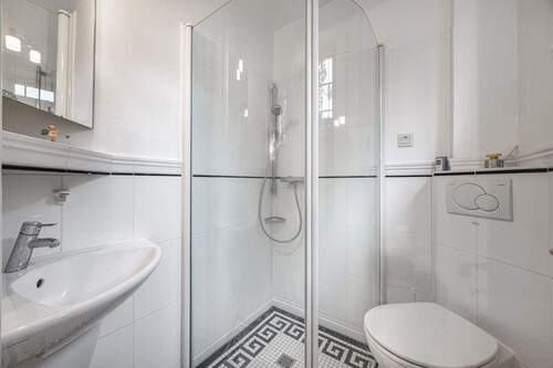 und Gäste-WC mit Dusche - 