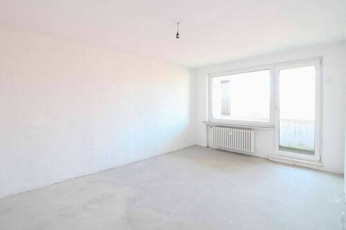 Wohnzimmer - Mit dem eigenen Stück Grün: 3-Zimmer-Whg. mit Balkon