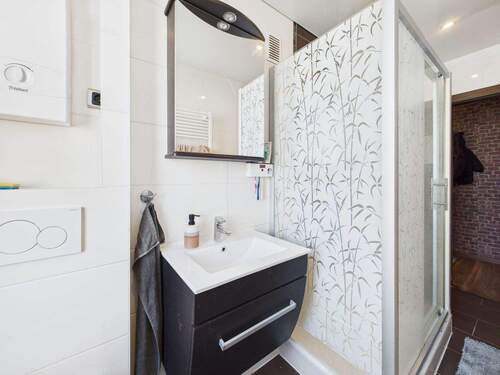 Badezimmer mit Dusche - 