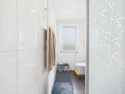 Badezimmer mit Fenster - 