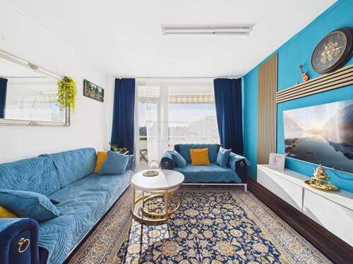 Wohnzimmer mit Balkon - 3 Zimmer Etagenwohnung zum Kaufen in Garbsen