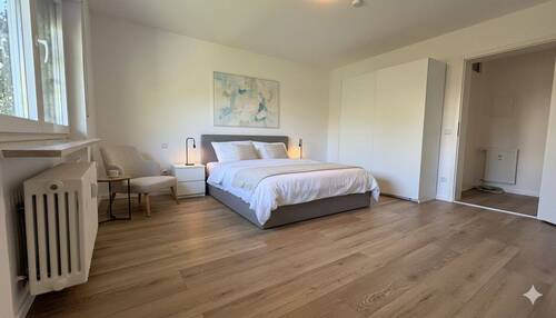 Schlafzimmer - Renovierte 4-Zimmer-Wohnung (leer) mit großem Balkon, Stellplatz und großem Kellerraum in Steinbach