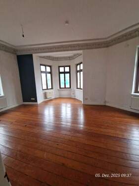 2025_12_05 09-37-53.jpg - 4-Raum-Wohnung mit Dielenboden und Stuckdecken