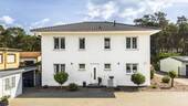 Frontansicht Haus - Modernes Zweifamilienhaus mit zwei Wohneinheiten, Garten, Balkon und 4 Stellplätzen in ruhiger Wohnlage
