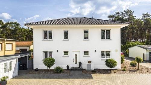 Frontansicht Haus - Modernes Zweifamilienhaus mit zwei Wohneinheiten, Garten, Balkon und 4 Stellplätzen in ruhiger Wohnlage
