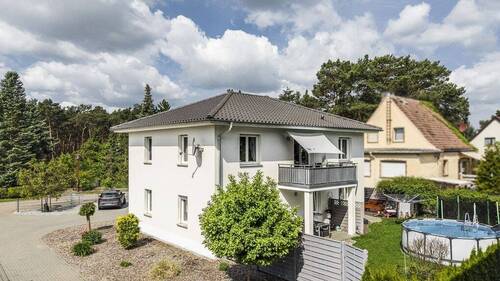 Rückansicht Haus - 7 Zimmer Mehrfamilienhaus, Wohnhaus in Brück