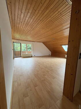 Wohnzimmer - Schöne 3-Zimmer-Wohnung mit Einbauküche