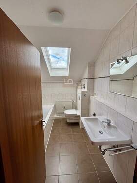 Bad mit Wanne und Dusche - 