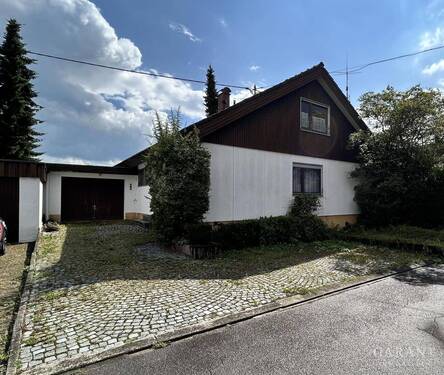 Außenansicht - Ihr perfektes Familienhaus mit Traumgarten und Blick auf die Burg Hohenneuffen!
