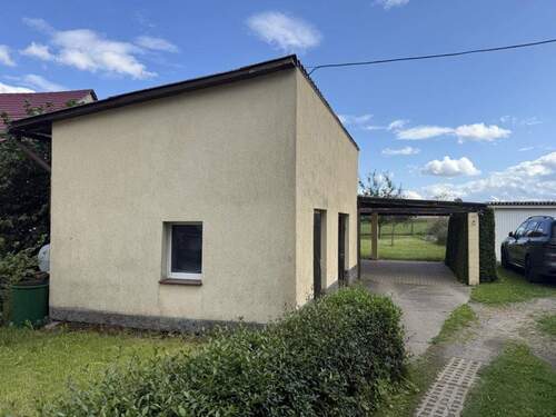 Carport und Nebengelass - 3 Zimmer Reihenendhaus in Moßbach