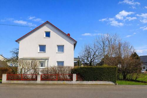 Strassenansicht - Charmantes Zweifamilienhaus in begehrter Lage von Neu Ulm Burlafingen