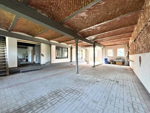 Garage mit großem Rolltor - Mehrfamilienhaus, Wohnhaus zum Kaufen in Heinrichsberg