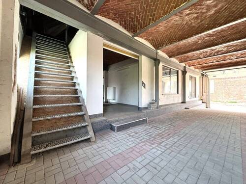 Büroseite mit Treppe zum Dachgeschoss - Mehrfamilienhaus, Wohnhaus in Heinrichsberg zum Kaufen