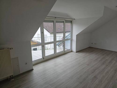 Wohnzimmer - +++ 3-Zi.-DG-Whg. mit Balkon, EBK und TG-Stellplatz +++